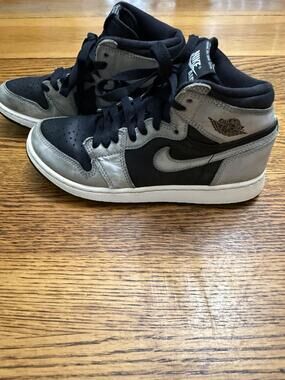 Air Jordan 1 Retro High OG Shoes Youth Size 4Y Nike 575441-035 Basketball